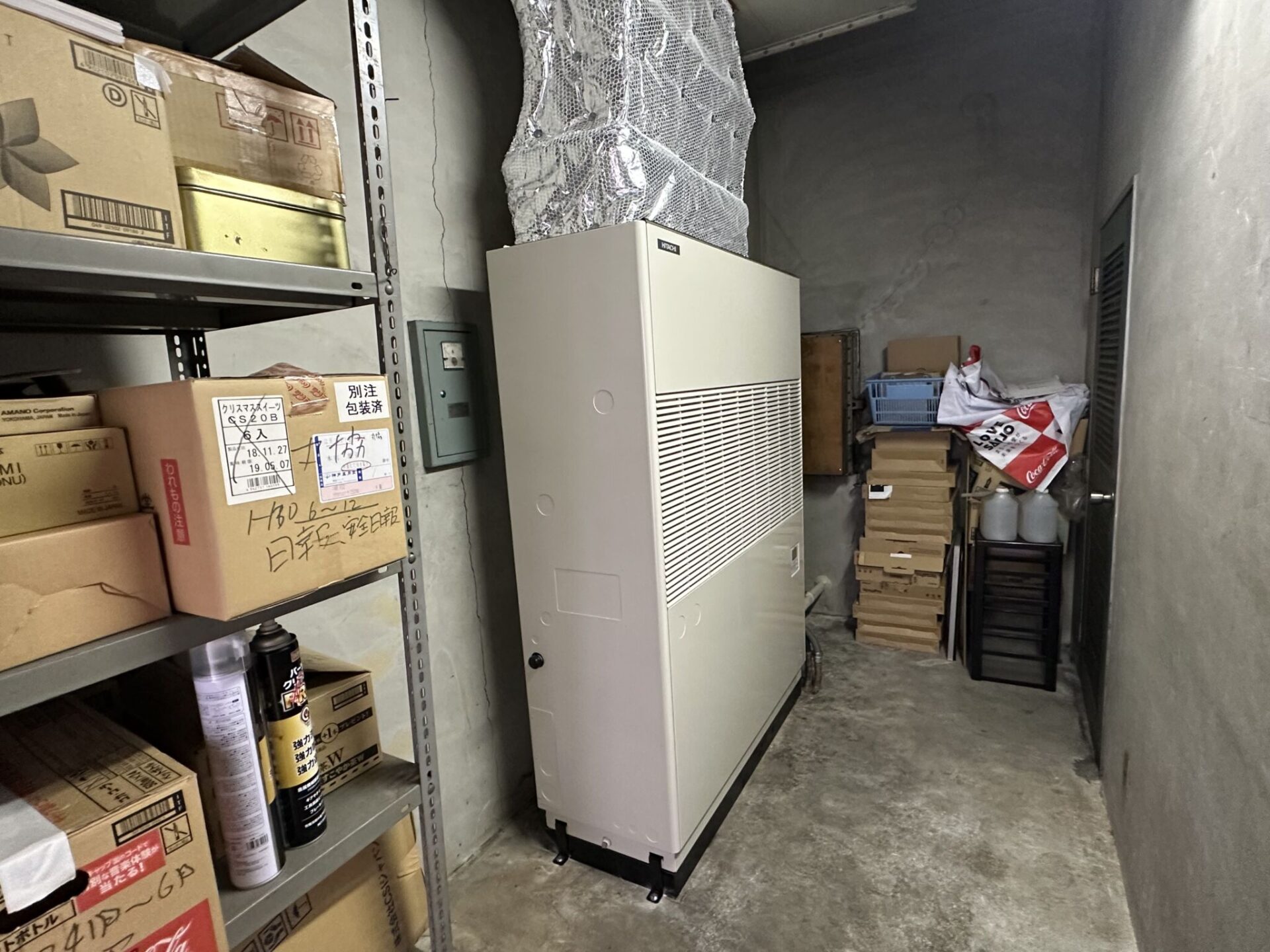 会議室倉庫に設置された床置き型業務用エアコンの更新後の室内機