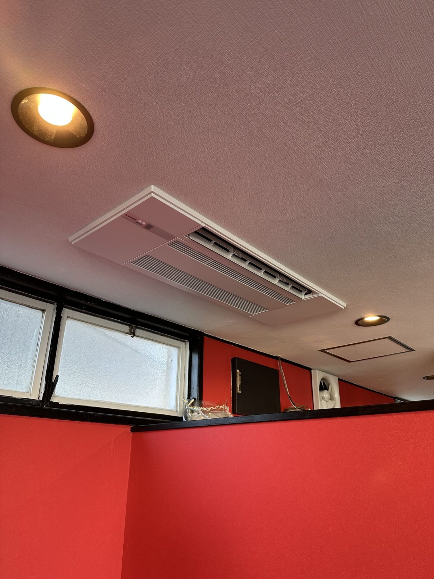 松山市の店舗で設置した天カセ１方向ハウジングエアコン新設後室内機