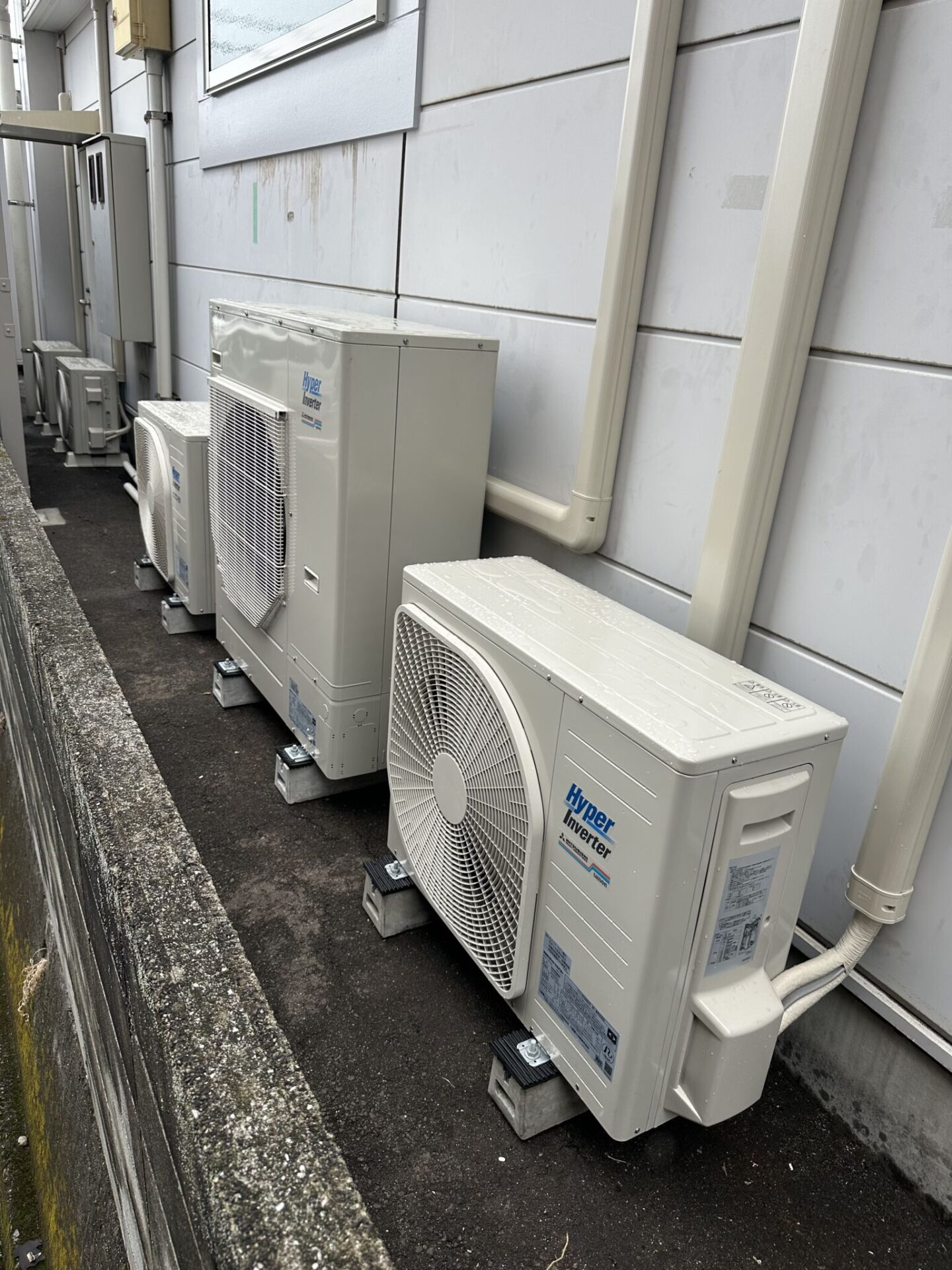 松山市の業務用エアコン更新・増設｜複数台の室外機設置状況