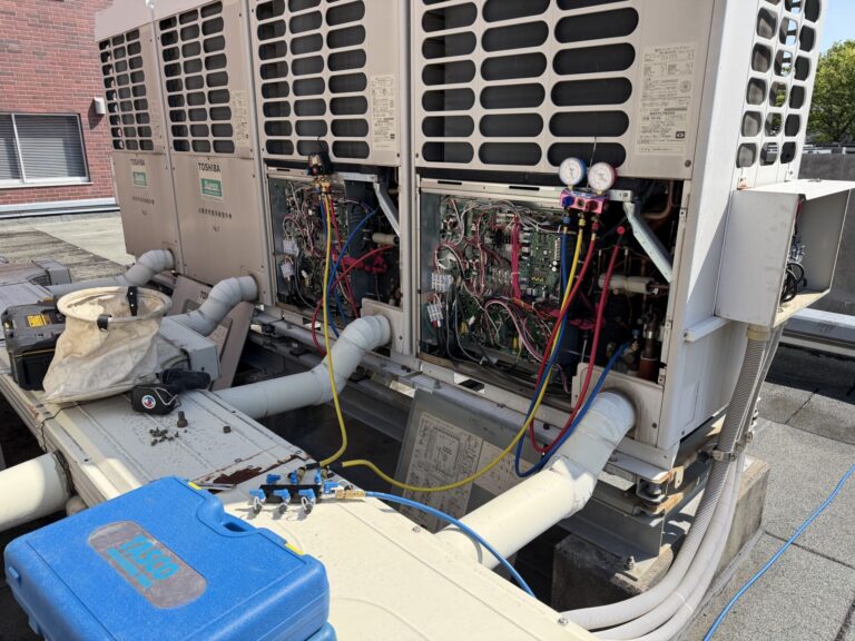 大学施設のビルマルチエアコン室外機でのガス漏れ調査作業