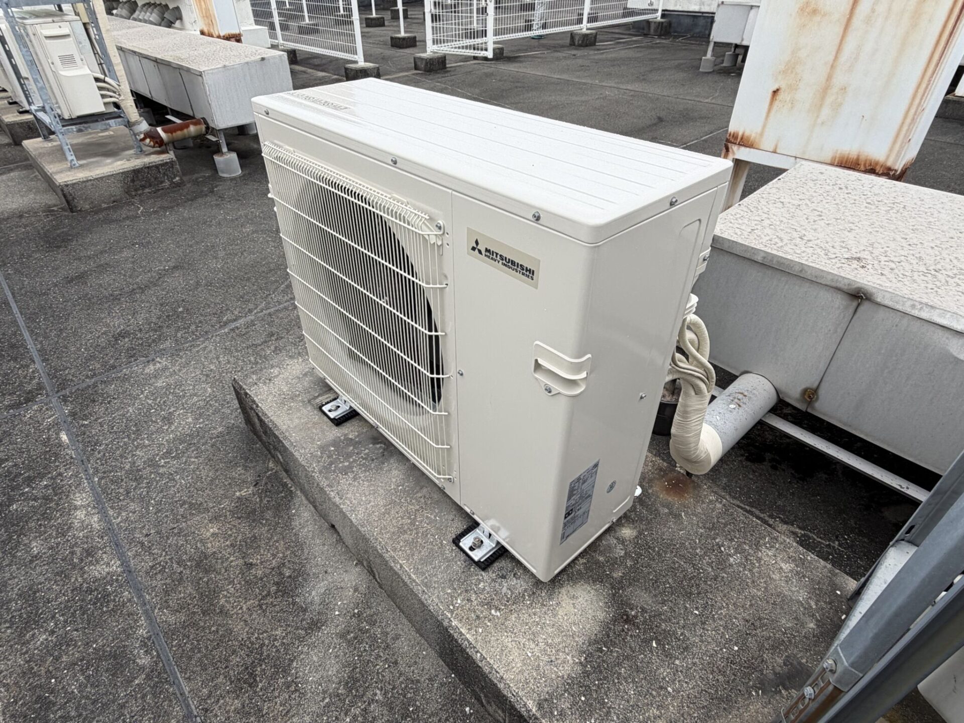 松山市でルームエアコンマルチ更新工事｜三菱重工製室外機の設置状況