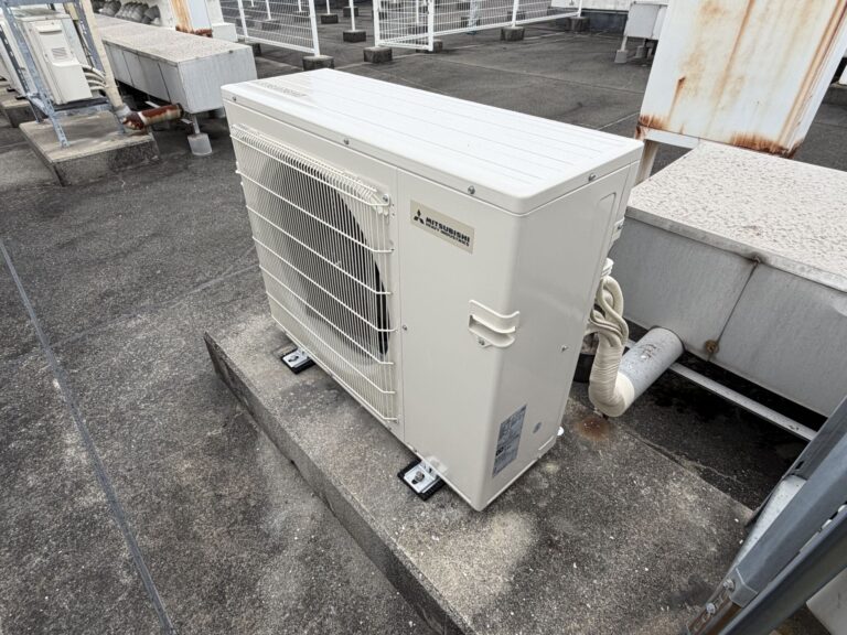 松山市でルームエアコンマルチ更新工事｜三菱重工製室外機の設置状況