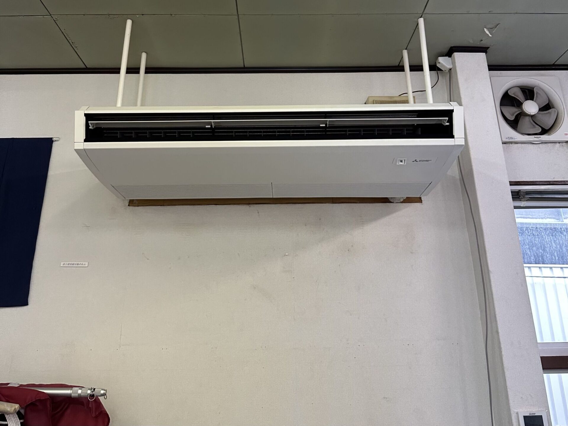 松山市の天吊型エアコン更新工事｜業務用エアコン更新後の室内機設置状況