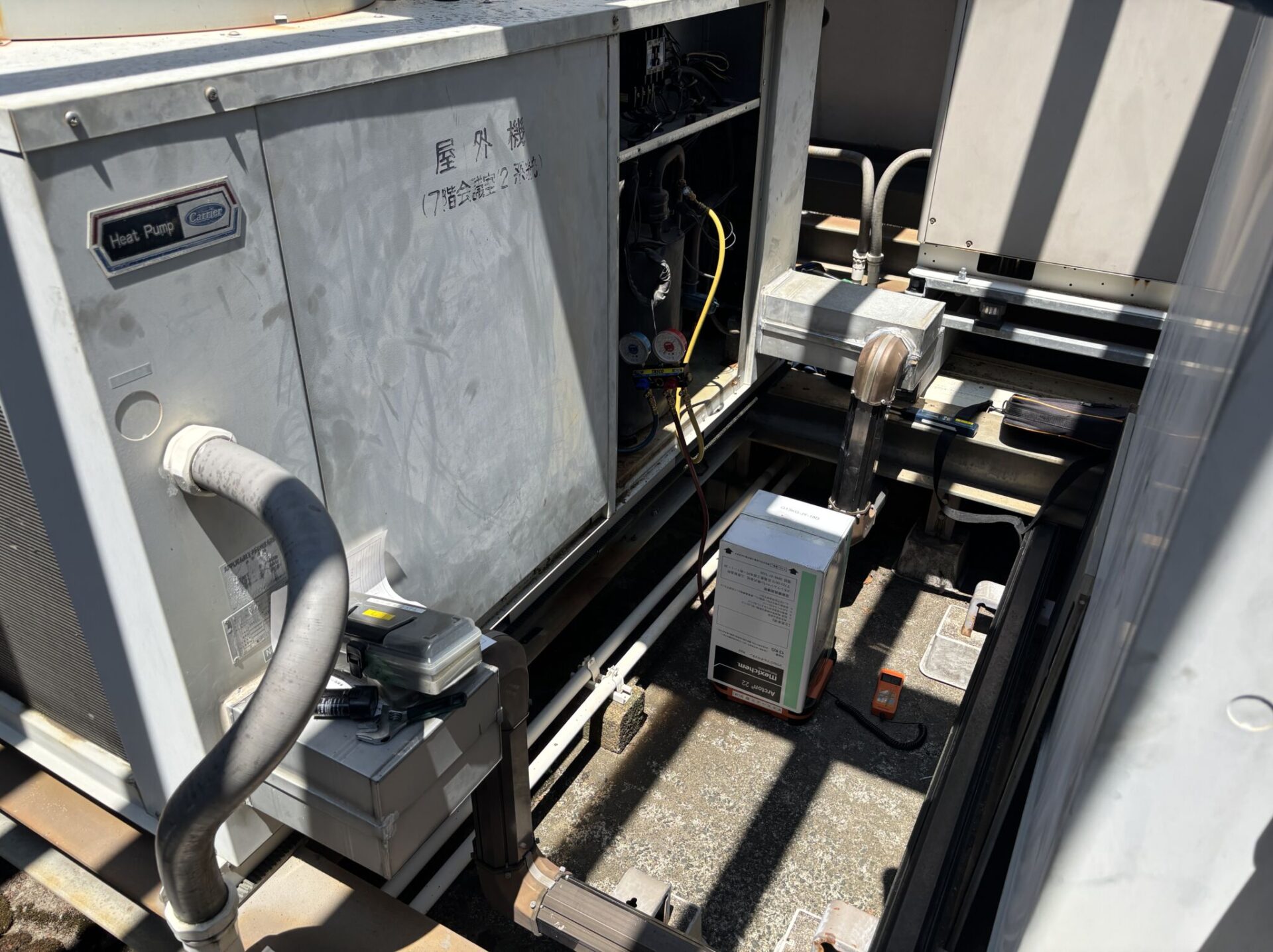 松山市の業務用エアコン室外機にて冷媒ガス追加充填している様子