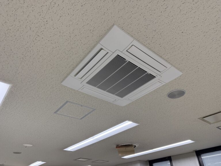 天井カセット型業務用エアコンの室内機 更新完了後の様子