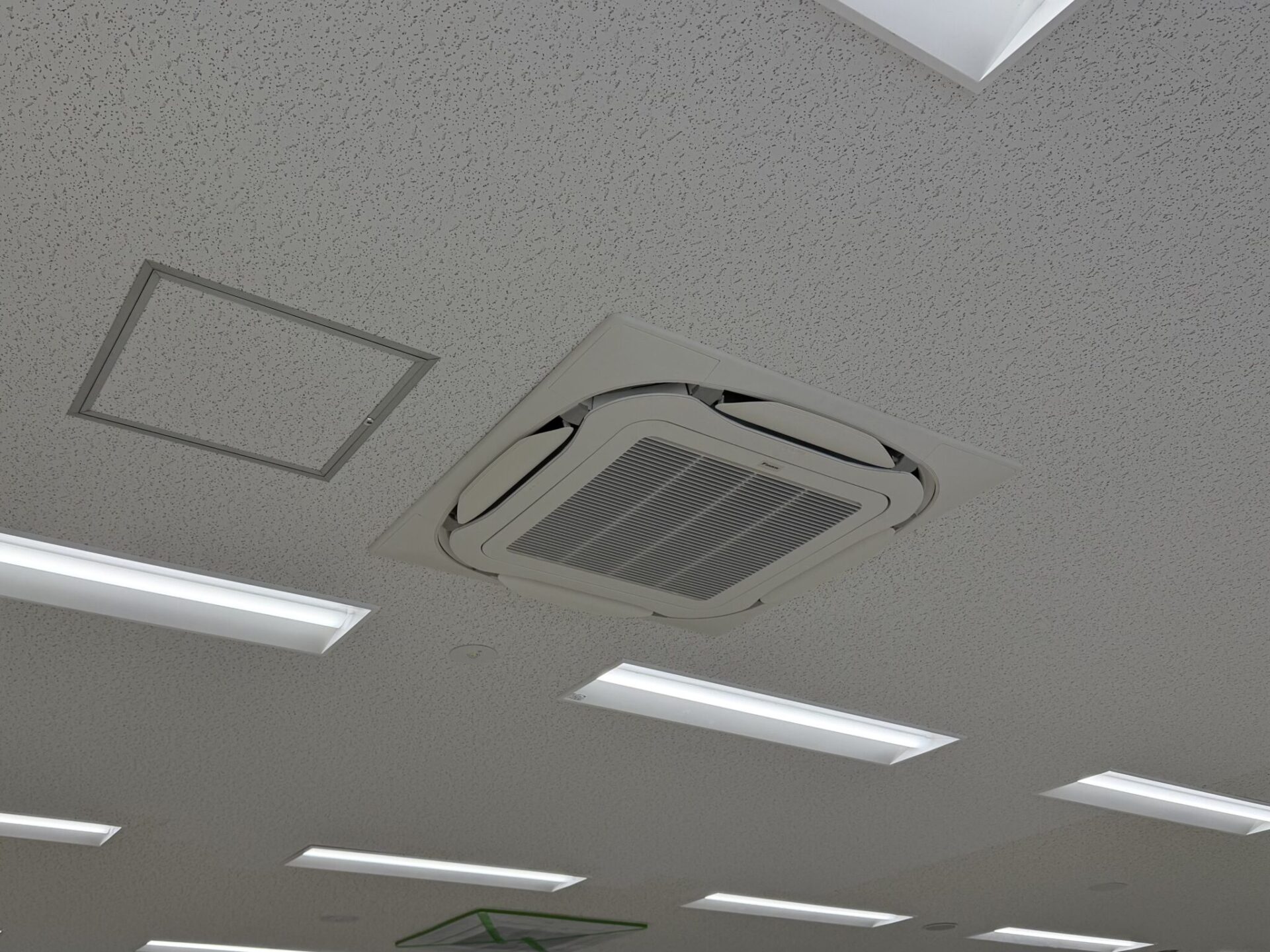 松山市の改修工事に伴い天井カセット型エアコンを増設した室内機の施工後写真