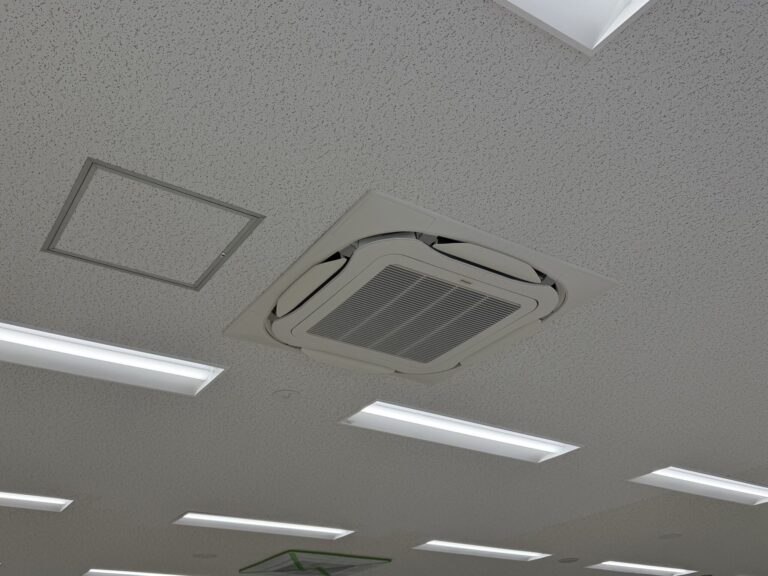 松山市の改修工事に伴い天井カセット型エアコンを増設した室内機の施工後写真