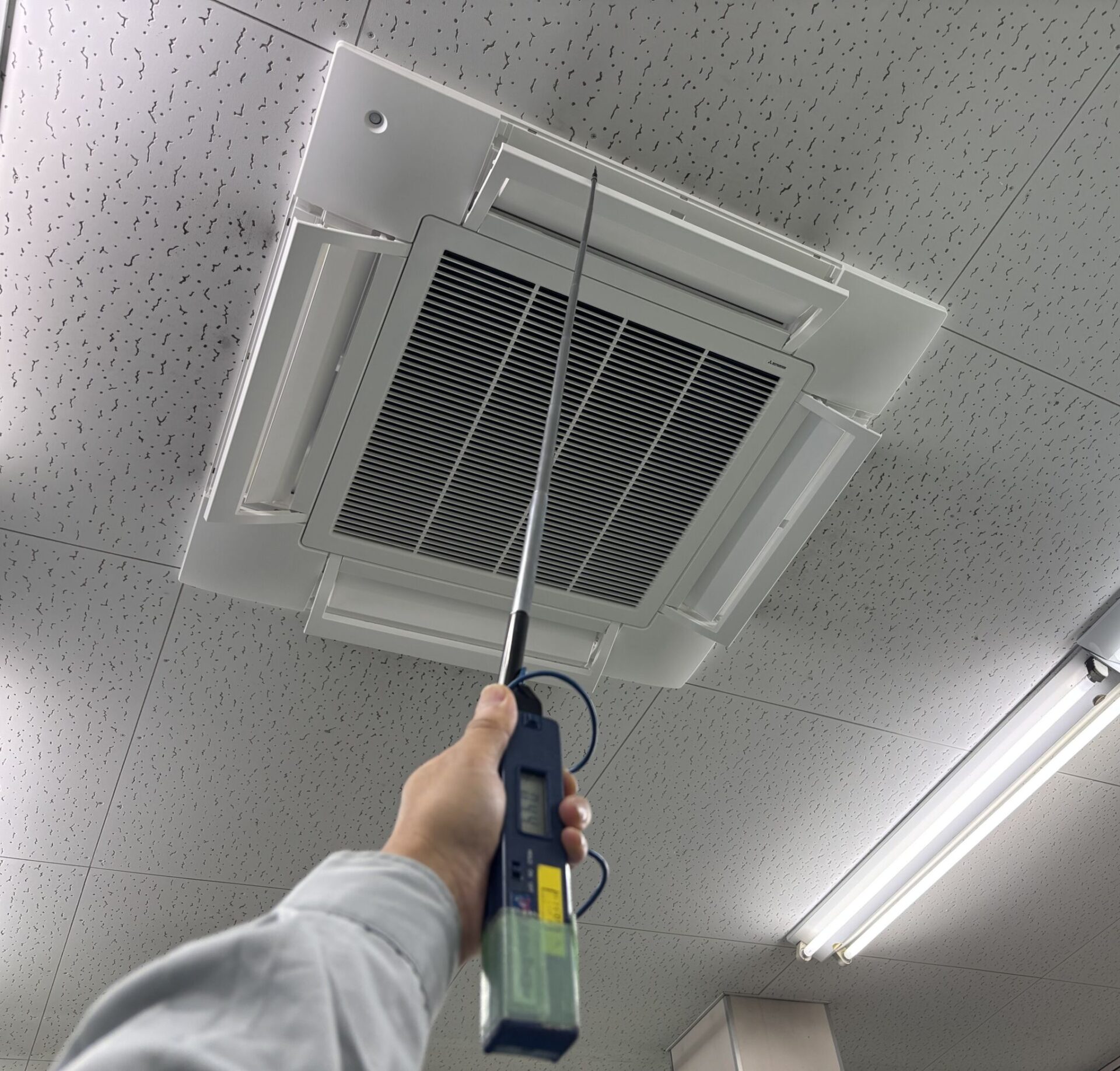 天井カセット形業務用エアコン更新後の吹出口温度測定状況