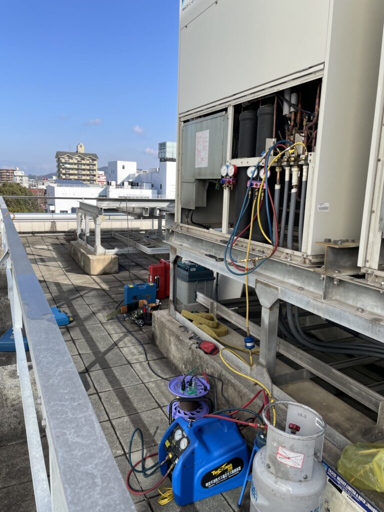 業務用エアコン室外機移設工事と冷媒ガス回収作業の様子