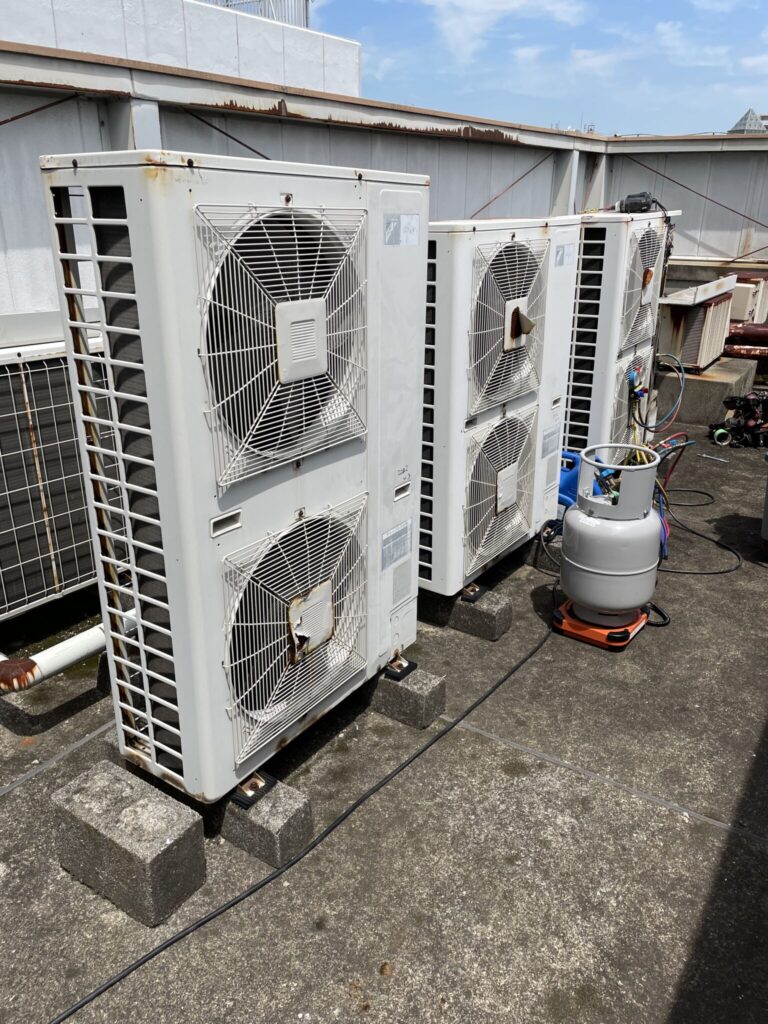 業務用エアコン室外機3台のフロンガス回収作業を実施している様子