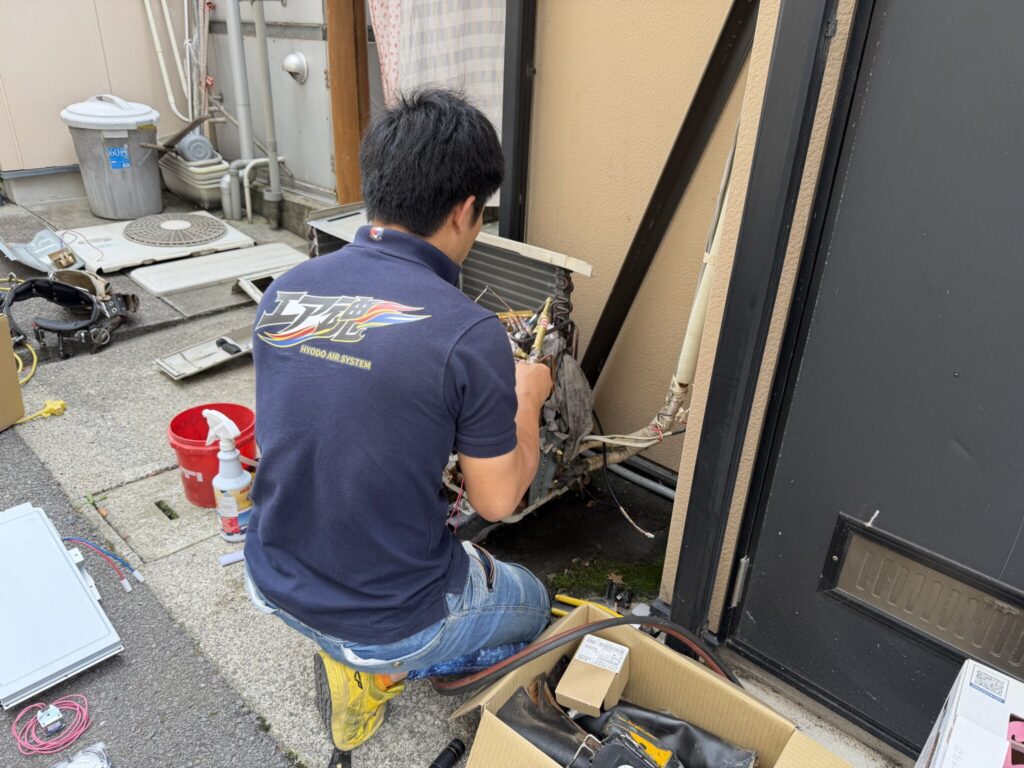 冷房不良改善のため室外機内部部品を交換する修理作業