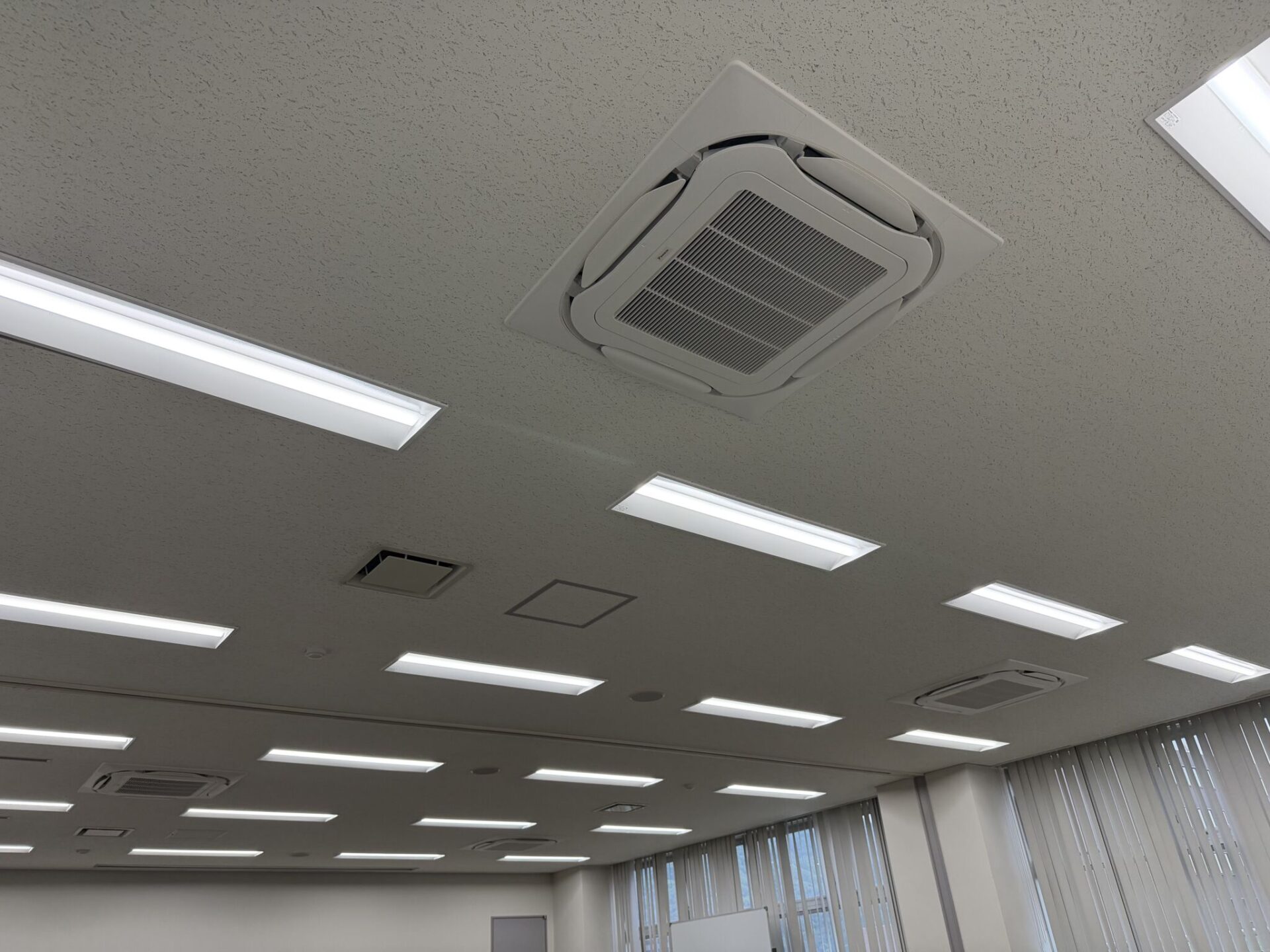 会議室系統の業務用エアコン更新工事完了後の天井カセット形4方向室内機