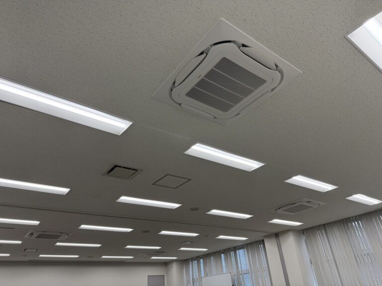 会議室系統の業務用エアコン更新工事完了後の天井カセット形4方向室内機