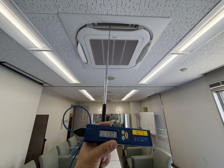 大学控え室の業務用エアコン更新工事完了後に吹出口温度13.0℃を確認する試運転の様子