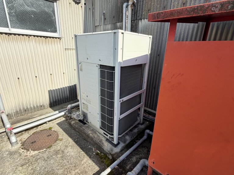 ダイキン業務用エアコン インバーター系異常修理前の室外機全景