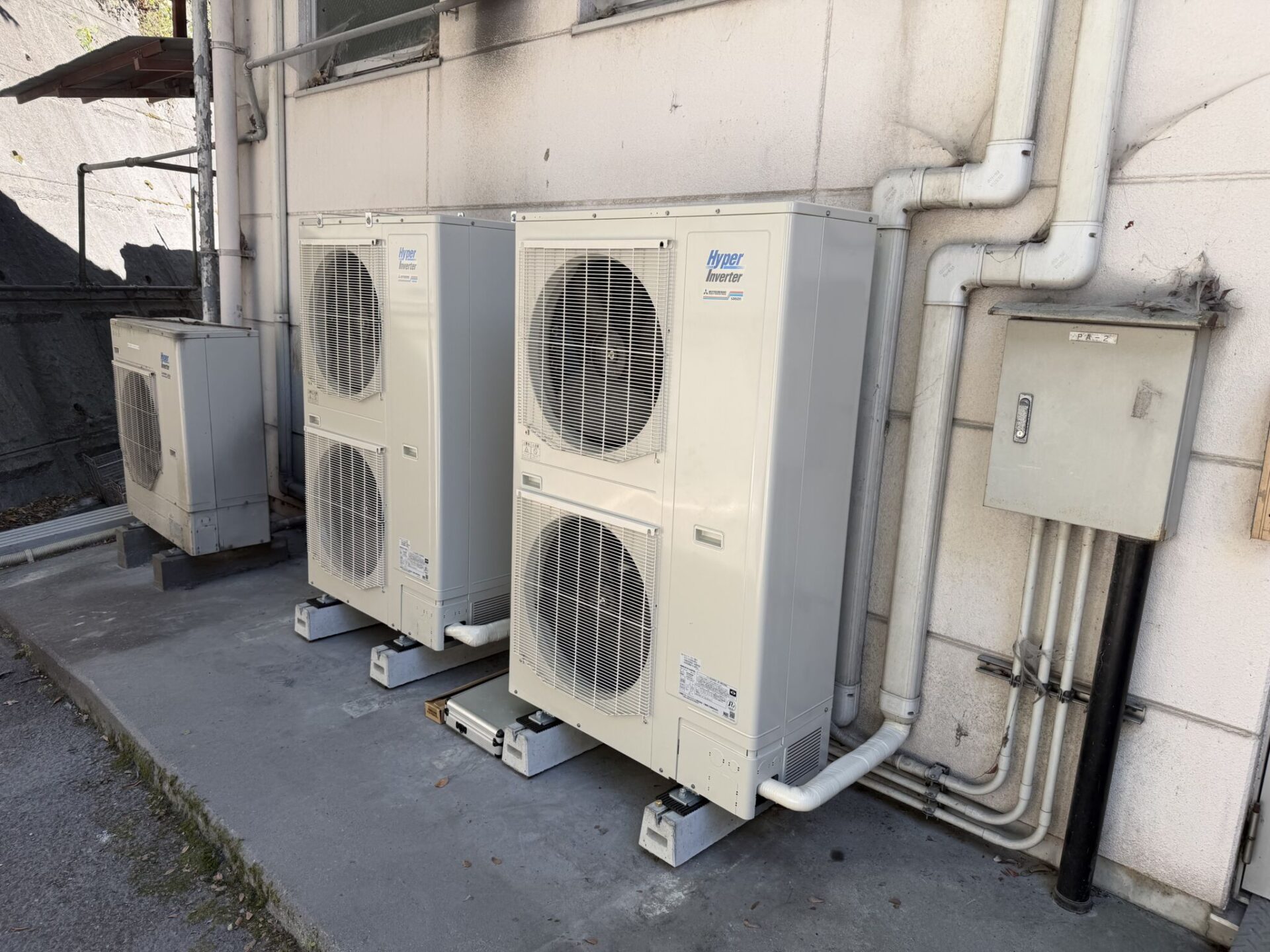 松山市の施設で業務用エアコンの室外機を更新した施工後の様子