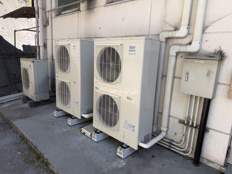 松山市の施設で業務用エアコンの室外機を更新した施工後の様子