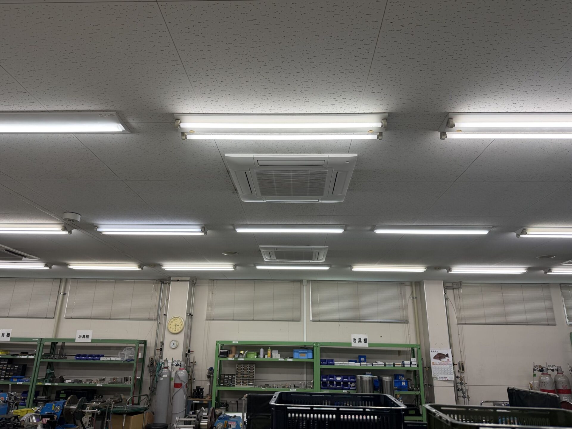 伊予市の工場で施工した三菱重工業務用エアコン更新工事後の天井カセット4方向室内機2台。既設配管を活用して更新しました。