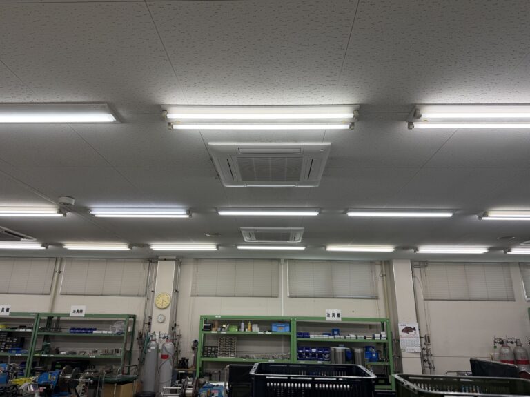 伊予市の工場で施工した三菱重工業務用エアコン更新工事後の天井カセット4方向室内機2台。既設配管を活用して更新しました。